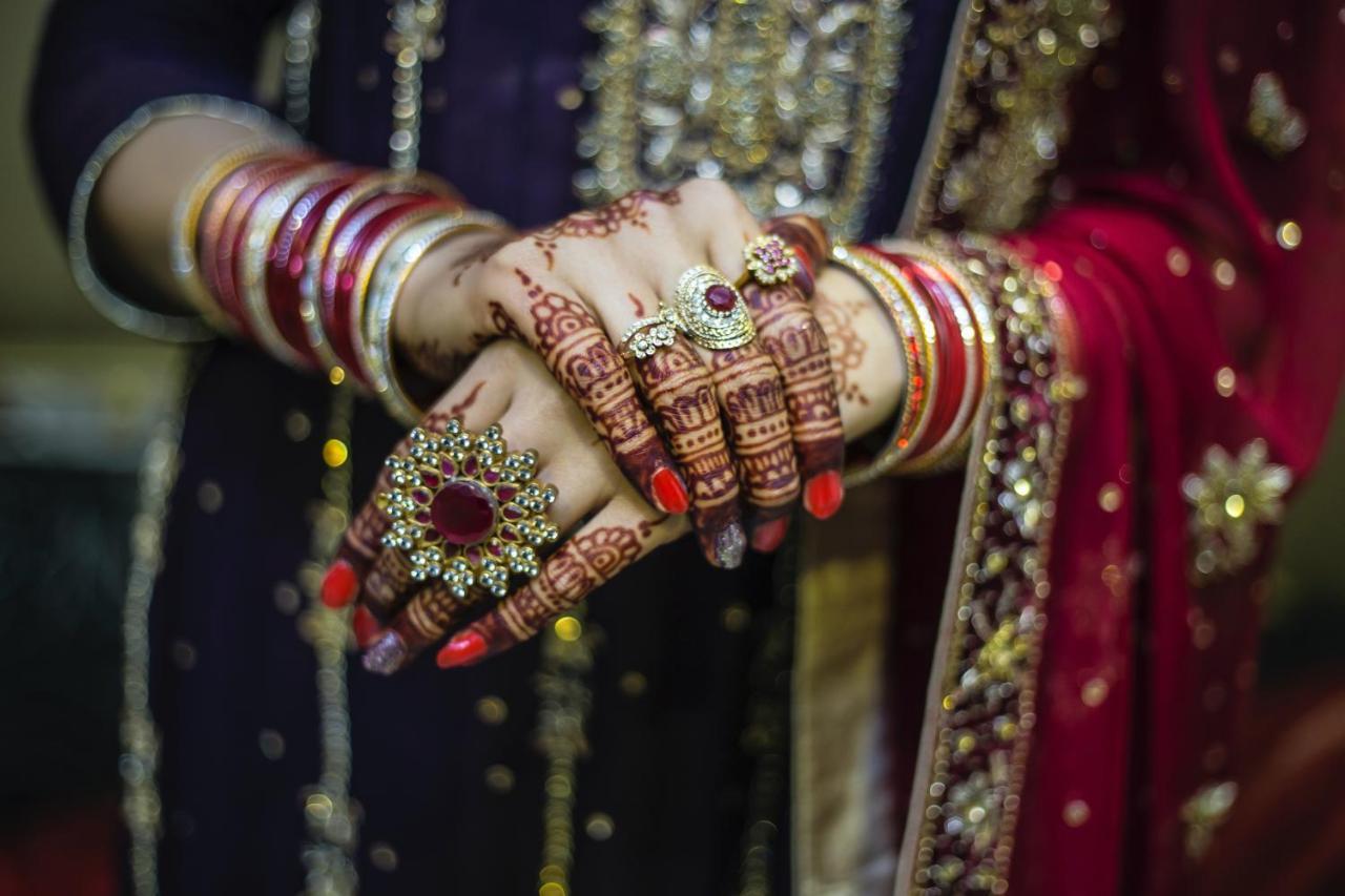 Novotel Chennai Sipcot 외부 사진 A bride with henna on her hands