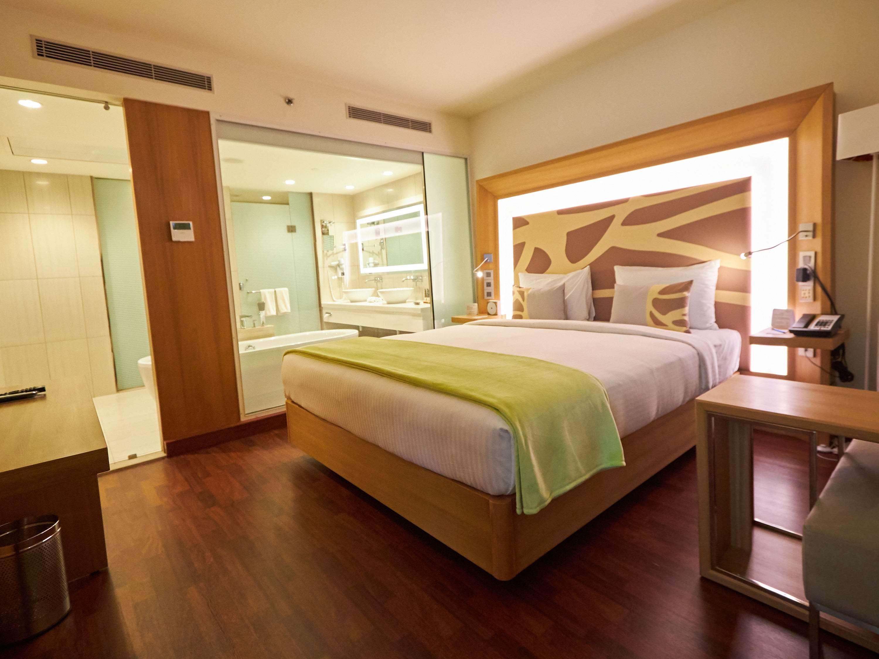 Novotel Chennai Sipcot 외부 사진 A room at the Park Inn