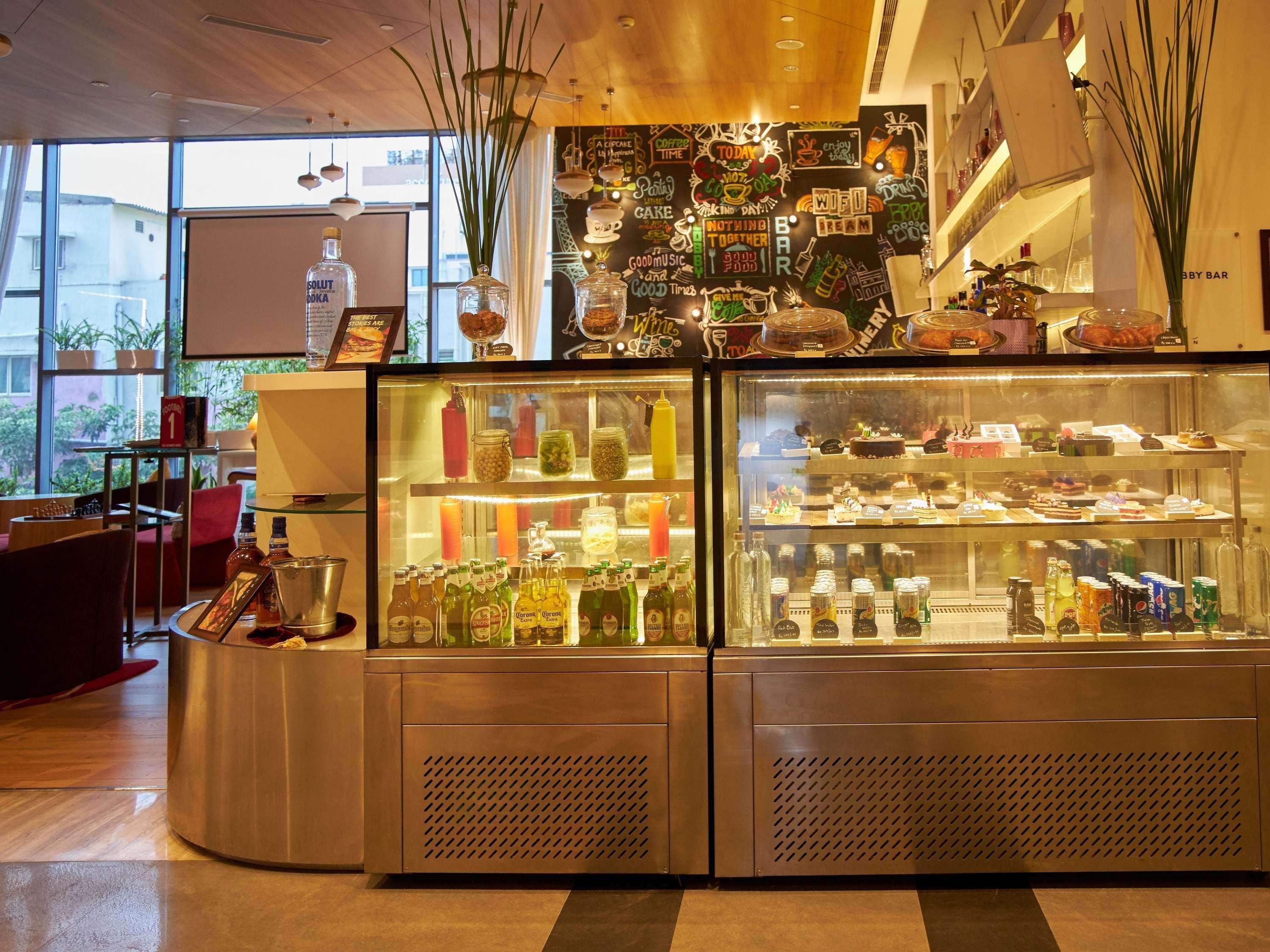 Novotel Chennai Sipcot 외부 사진 The pastry counter at the lobby