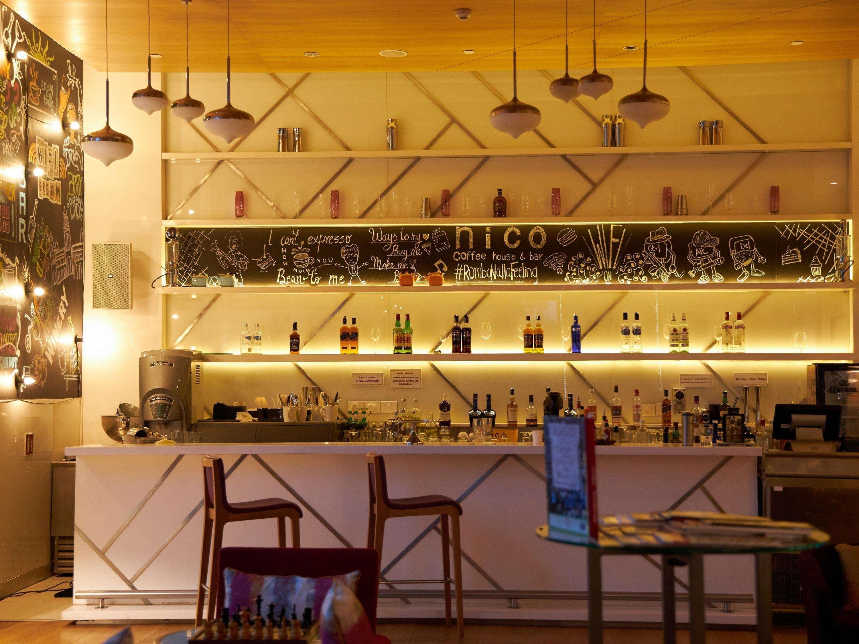 Novotel Chennai Sipcot 외부 사진 The bar at the 1900 restaurant