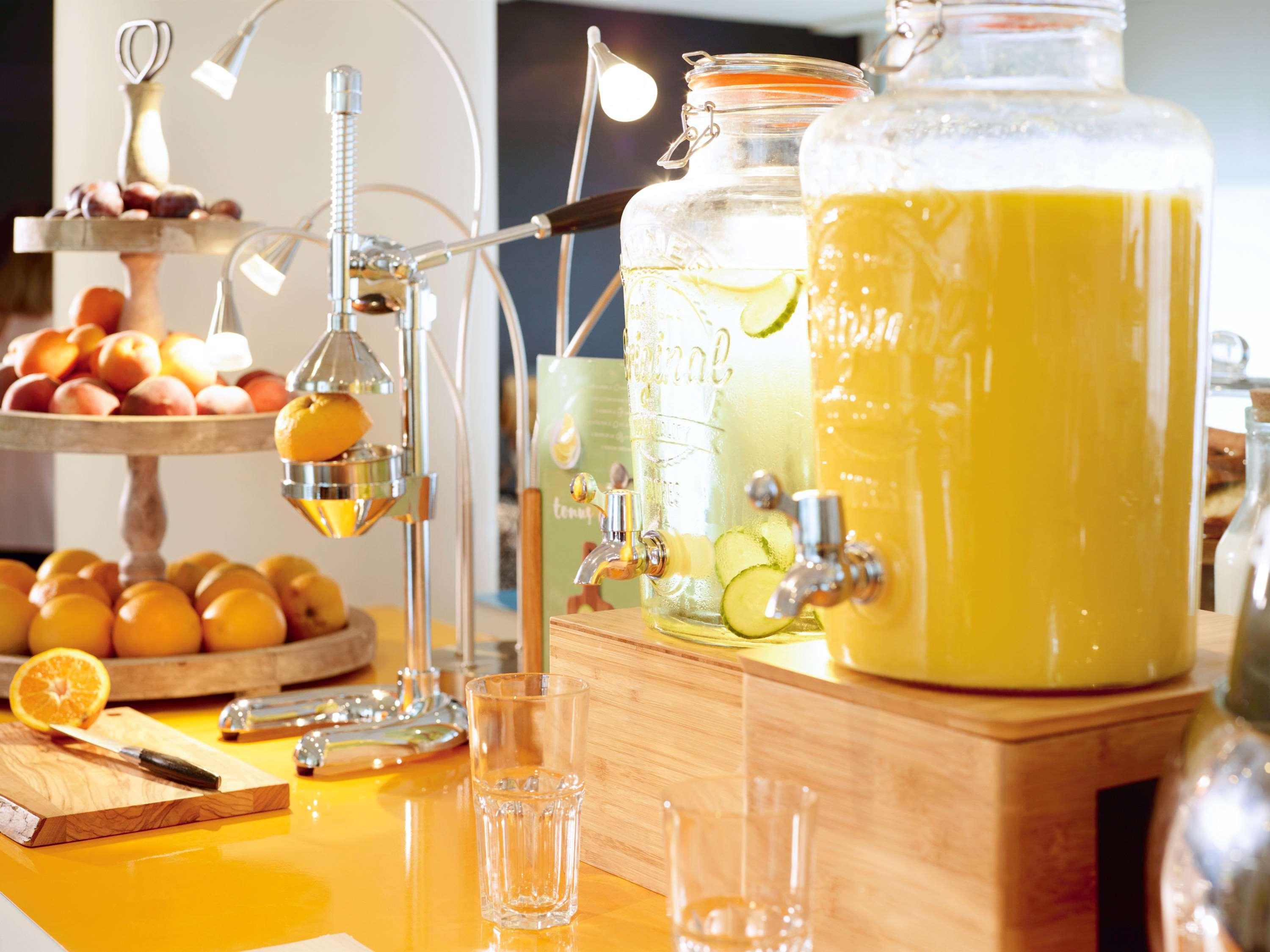 Novotel Chennai Sipcot 외부 사진 A juice dispenser