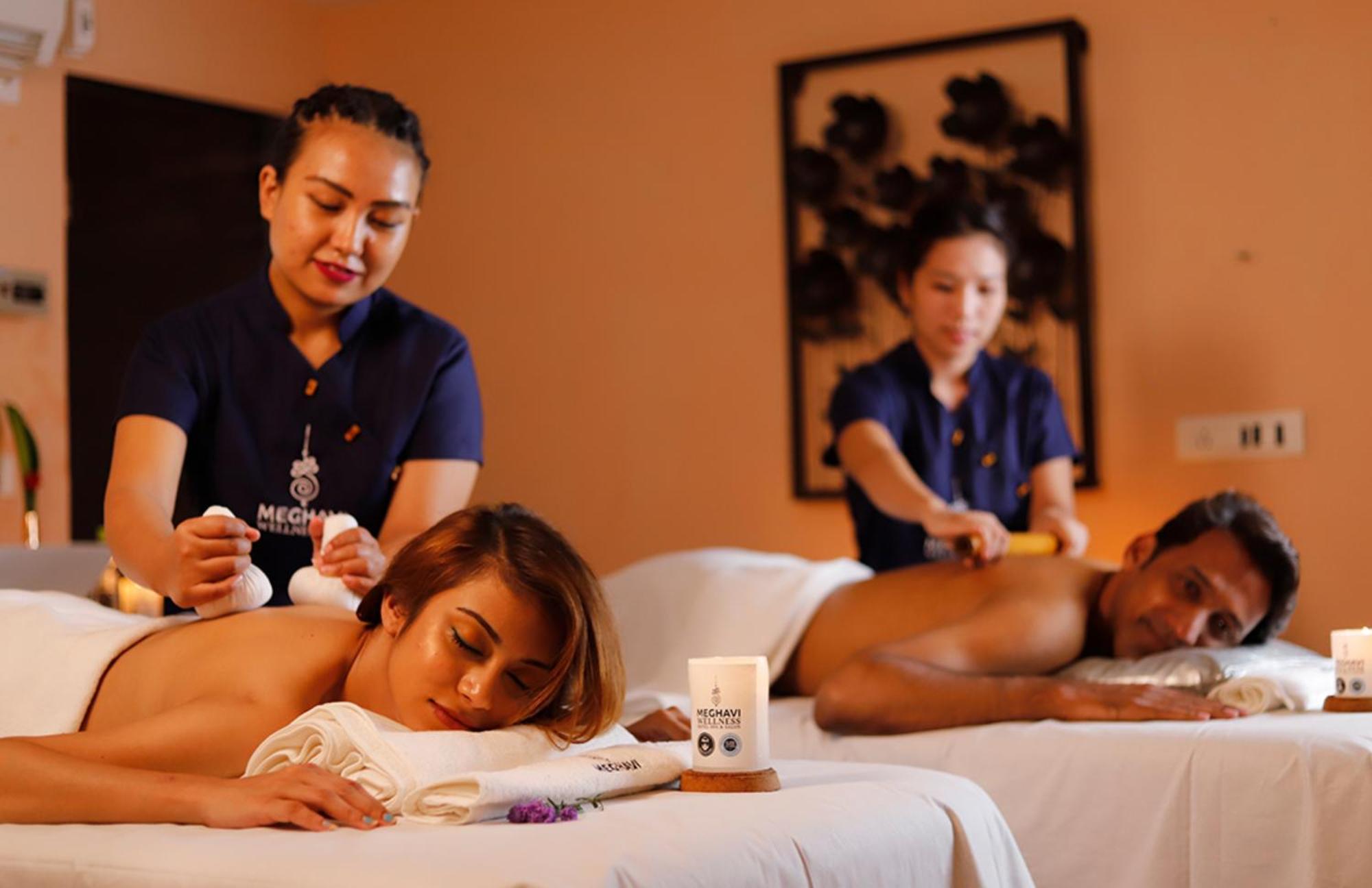 Novotel Chennai Sipcot 외부 사진 Ayurvedic massage at a spa in India