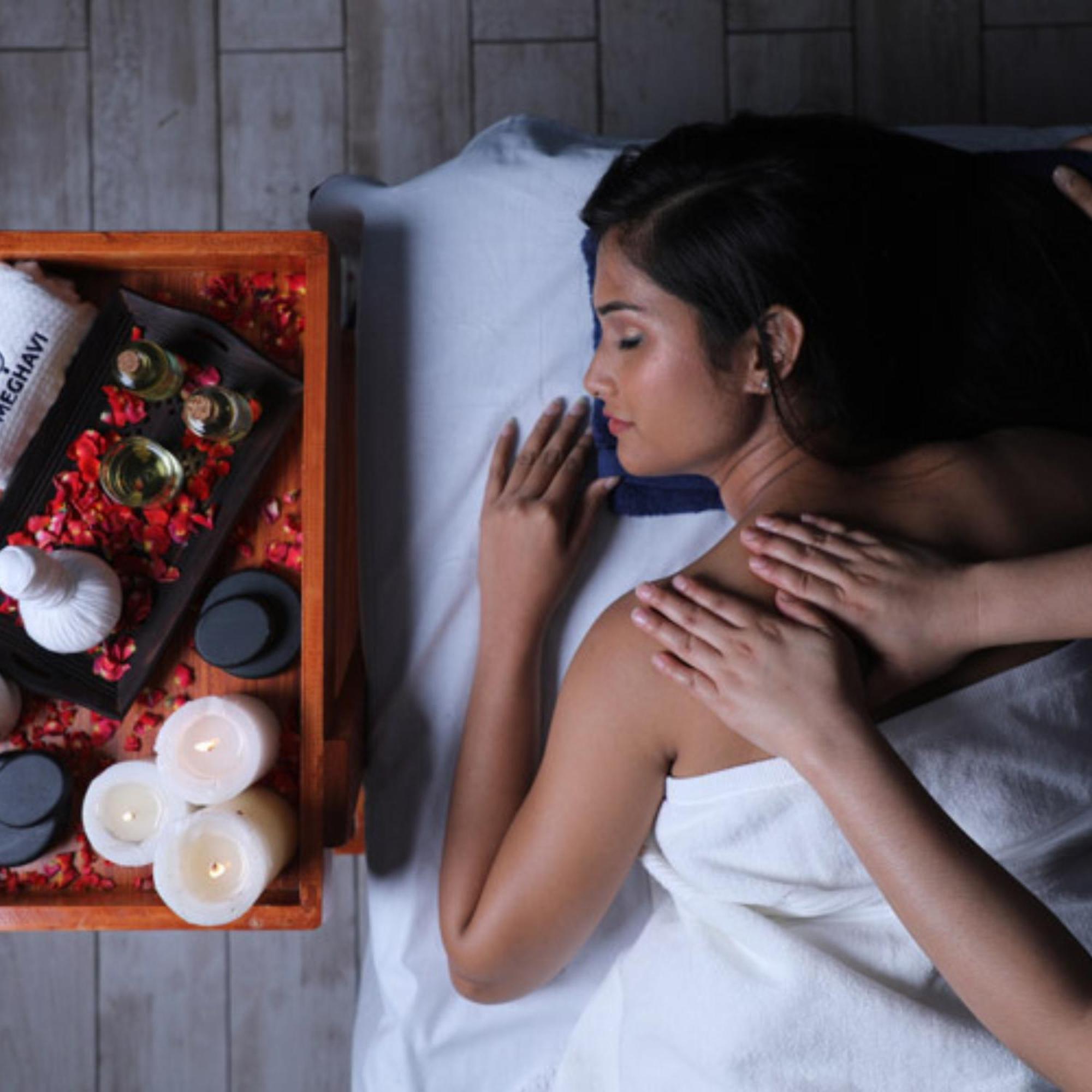 Novotel Chennai Sipcot 외부 사진 A woman receiving a massage