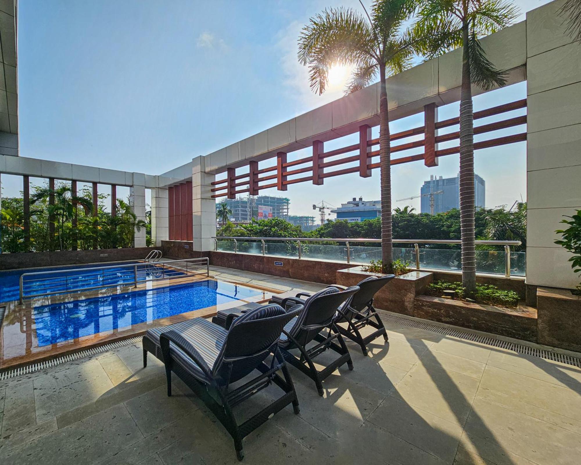 Novotel Chennai Sipcot 외부 사진 Rooftop pool