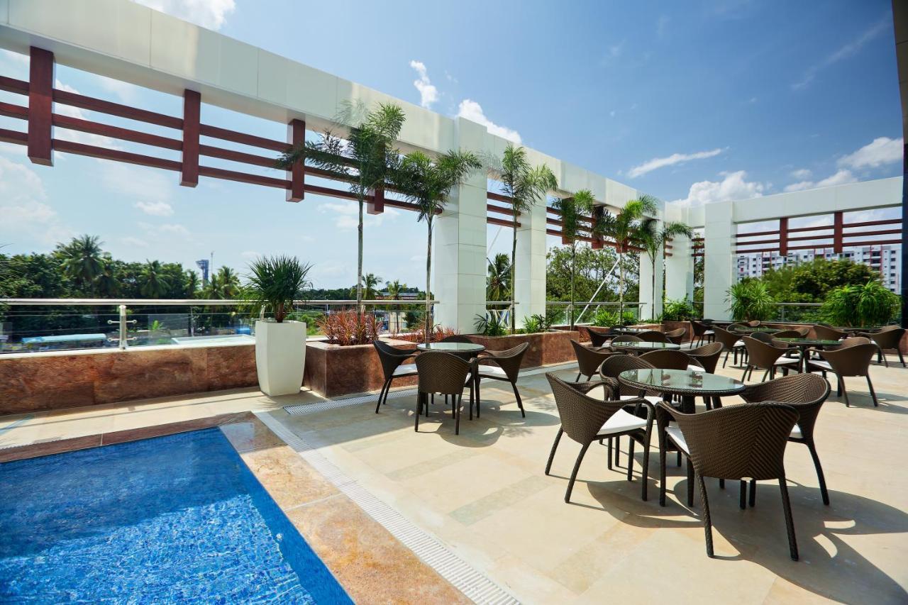 Novotel Chennai Sipcot 외부 사진 Rooftop pool at the hotel