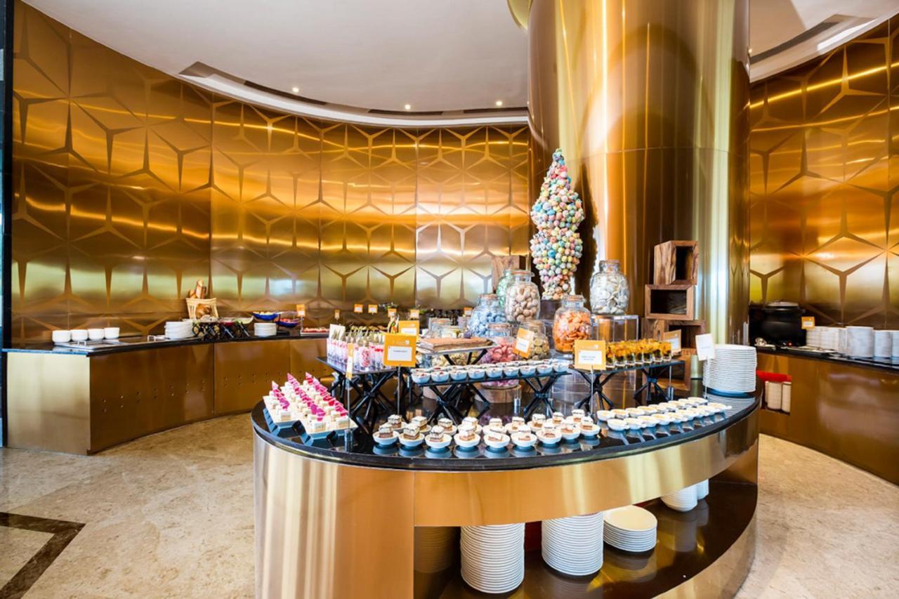 Novotel Chennai Sipcot 외부 사진 The buffet at the lobby