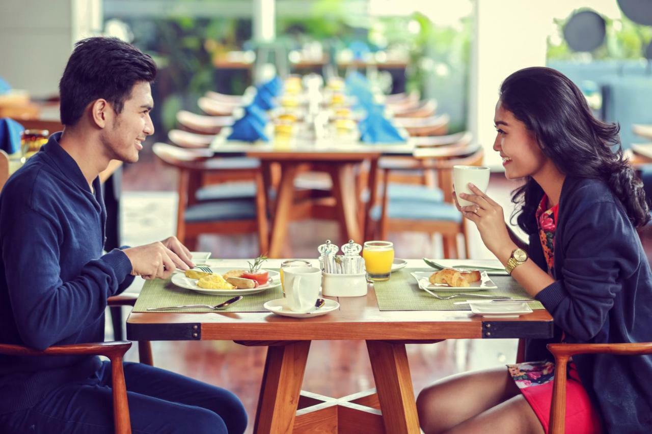 Novotel Chennai Sipcot 외부 사진 A couple eating breakfast