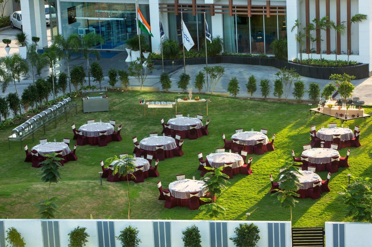 Novotel Chennai Sipcot 외부 사진 The lawn at the hotel