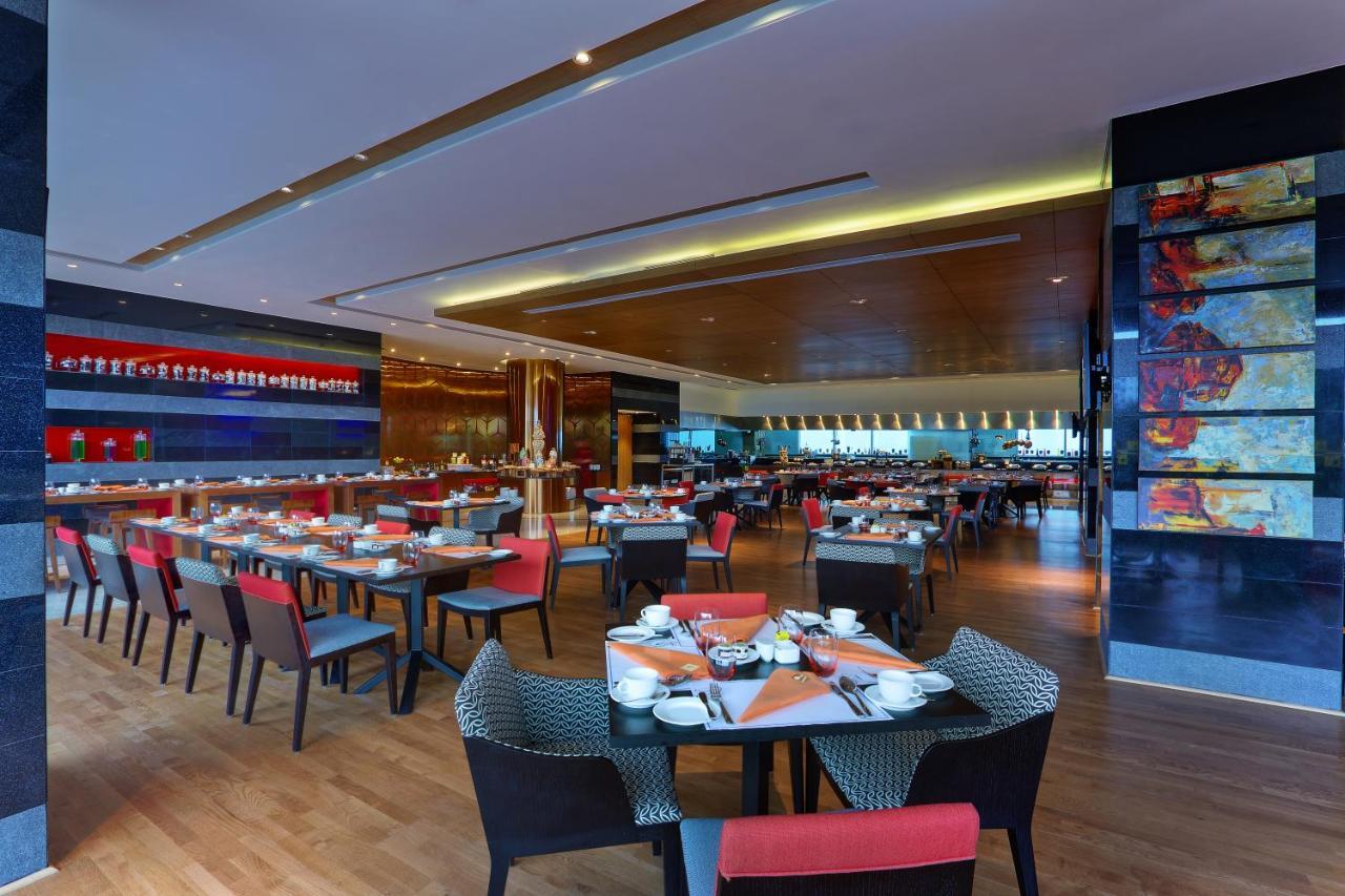Novotel Chennai Sipcot 외부 사진 The interior of the restaurant