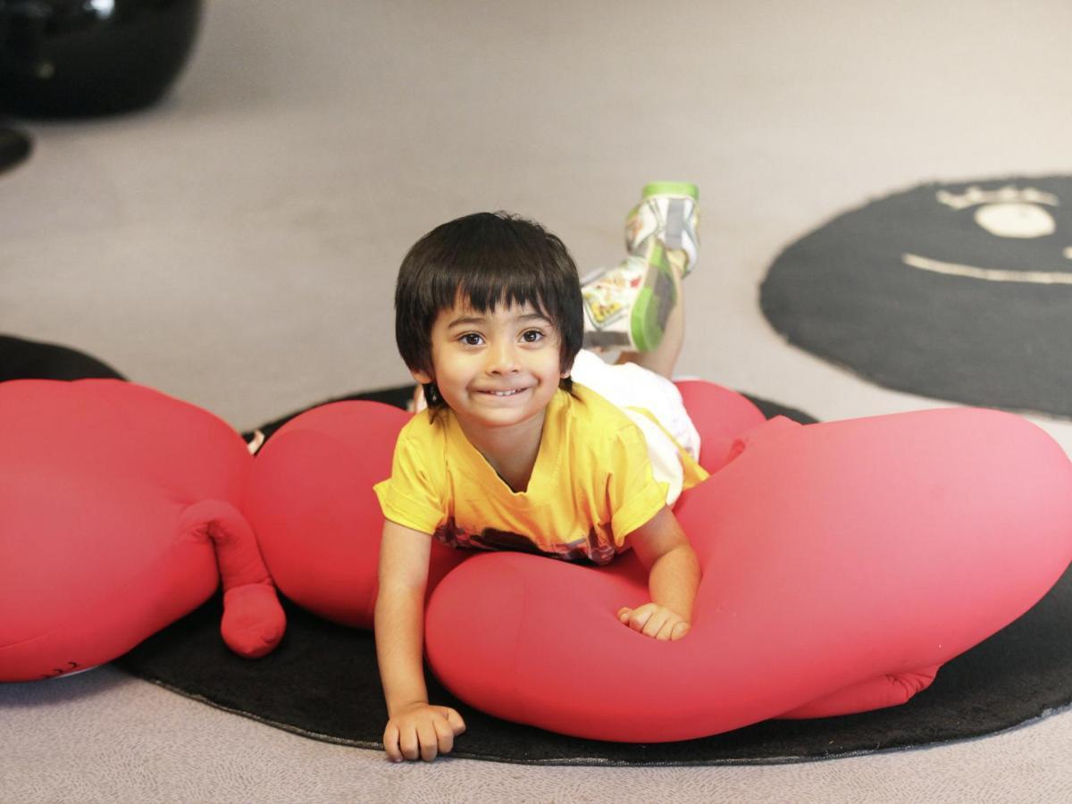 Novotel Chennai Sipcot 외부 사진 A child playing with a bean bag