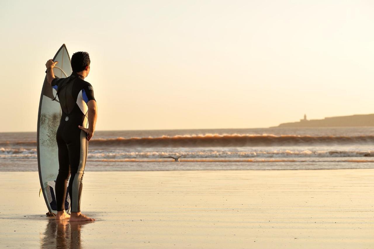 Novotel Chennai Sipcot 외부 사진 Surfer at the beach