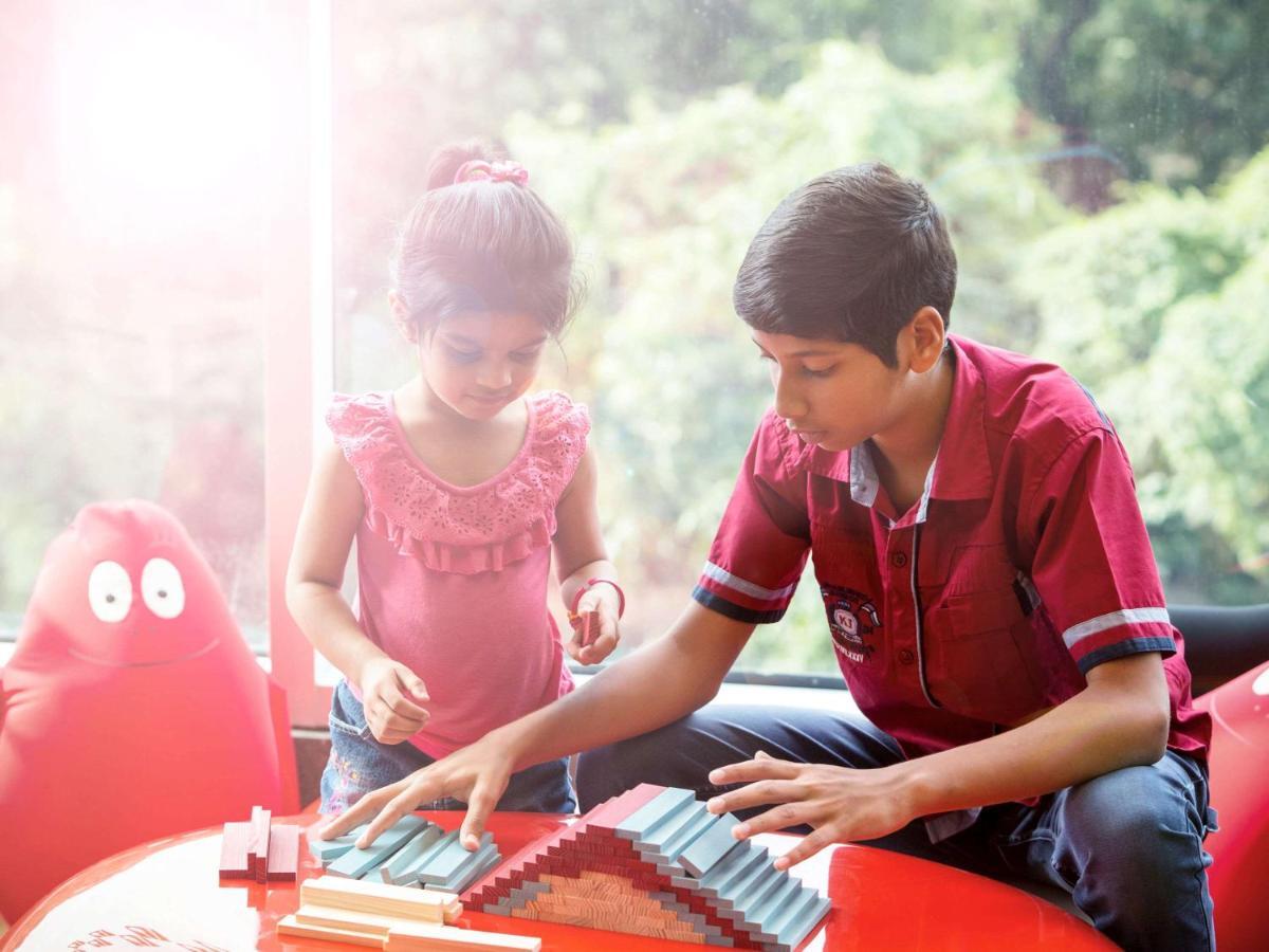 Novotel Chennai Sipcot 외부 사진 Children playing with the piano