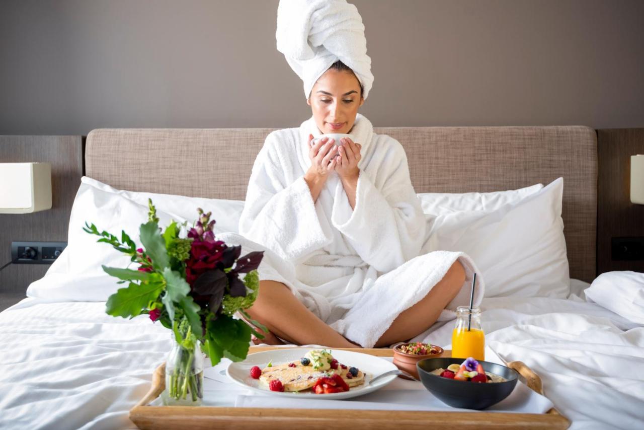 Novotel Chennai Sipcot 외부 사진 A woman in a bathrobe